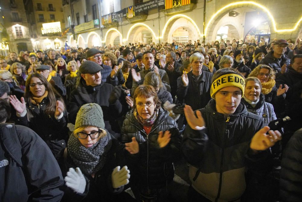 Concentració a la plaça del Vi contra la resolució de la JEC sobre Quim Torra i Oriol Junqueras