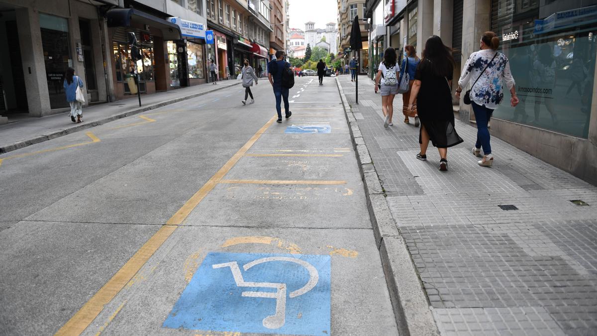 Ciudadanos con mascarilla en una calle de A Coruña.