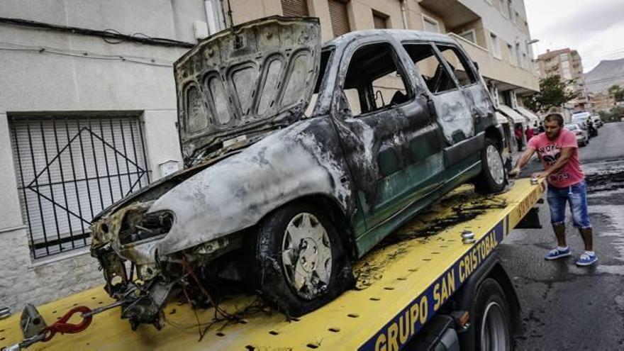 Arde un coche en una calle de Elda