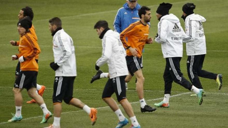 Una imagen de la plantilla del Real Madrid en un reciente entrenamiento en Valdebebas. // Efe