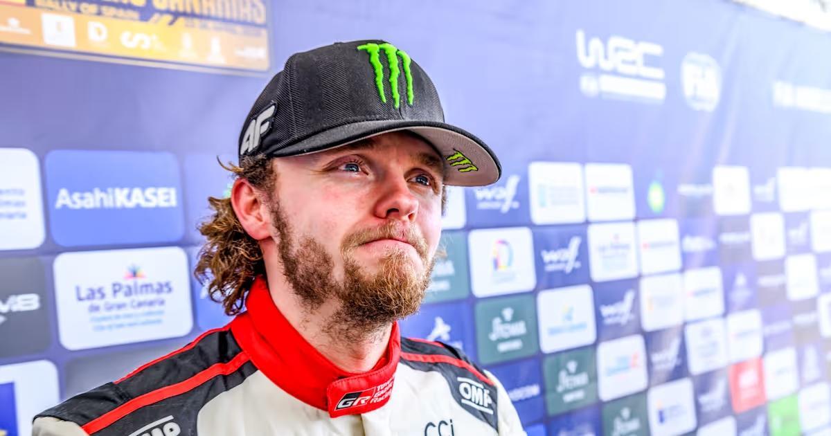 Oliver Solberg pasa por la zona de medios de comunicación del Rally Islas Canarias tras su incidente con el coche.