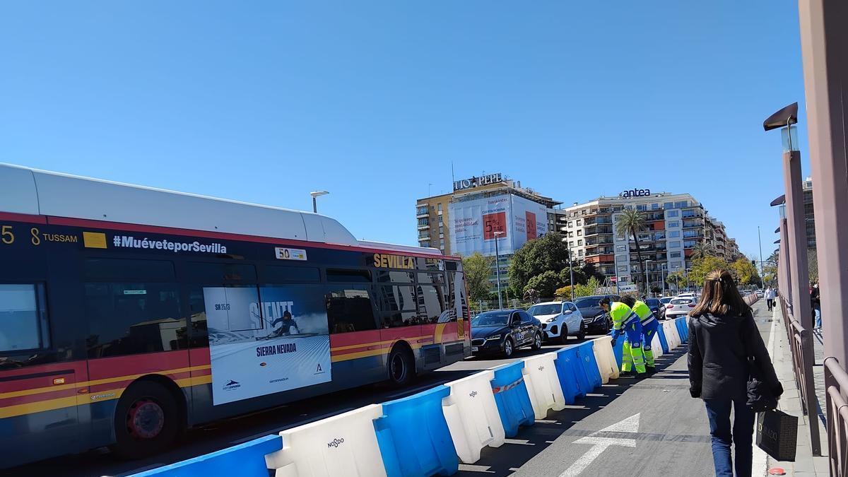 Vídeo | Se amplía el puente de San Telmo para los peatones por Semana Santa