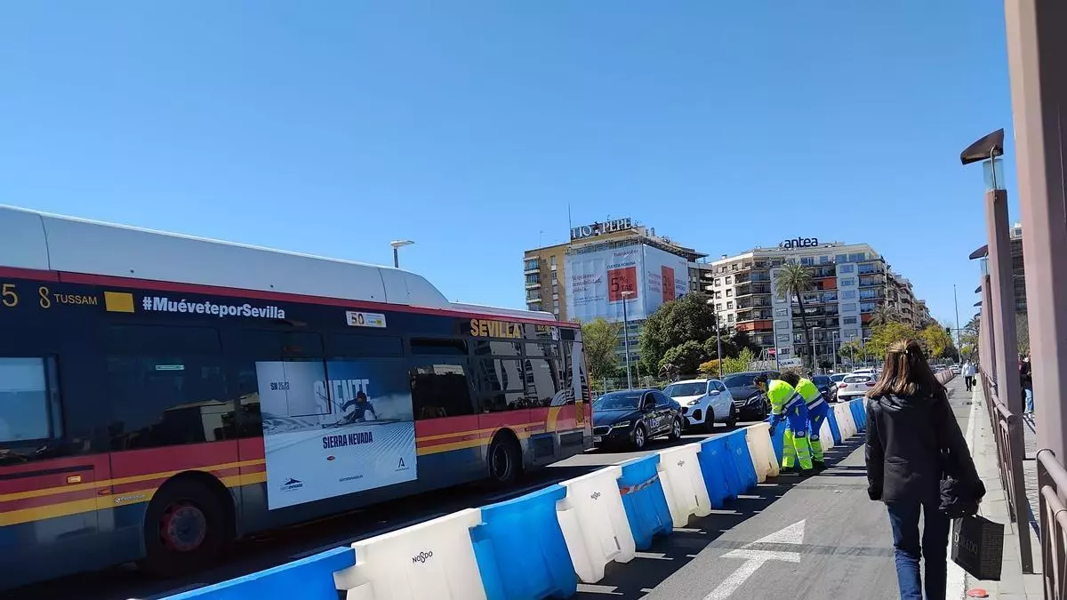 Nuevos cambios en el Puente de San Telmo ante las obras de los toldos: se refuerzan giros prohibidos y la protección del carril peatonal provisional