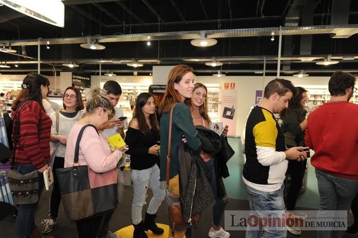 Rozalén, en la firma de discos y libros en FNAC