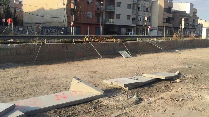 Así amanece el entorno de las vías en Santiago El Mayor tras los actos vandálicos