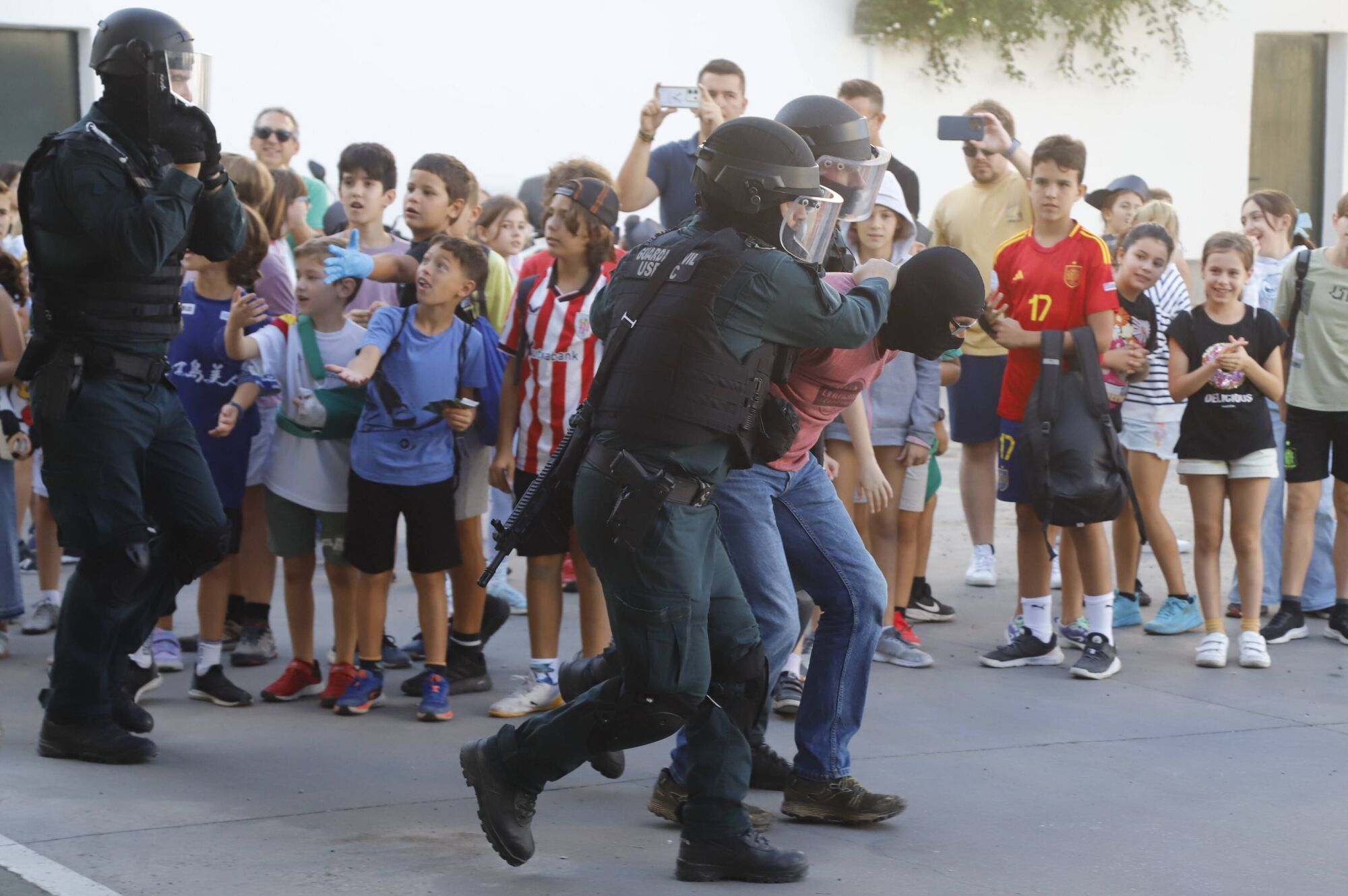La Jornada de puertas abiertas de la Guardia Civil de Córdoba, en imágenes