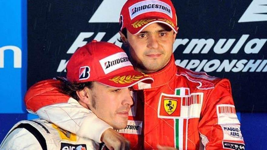 Felipe Massa abraza a Fernando Alonso, tras un Gran Premio en Sao Paulo. // Gero Breloer