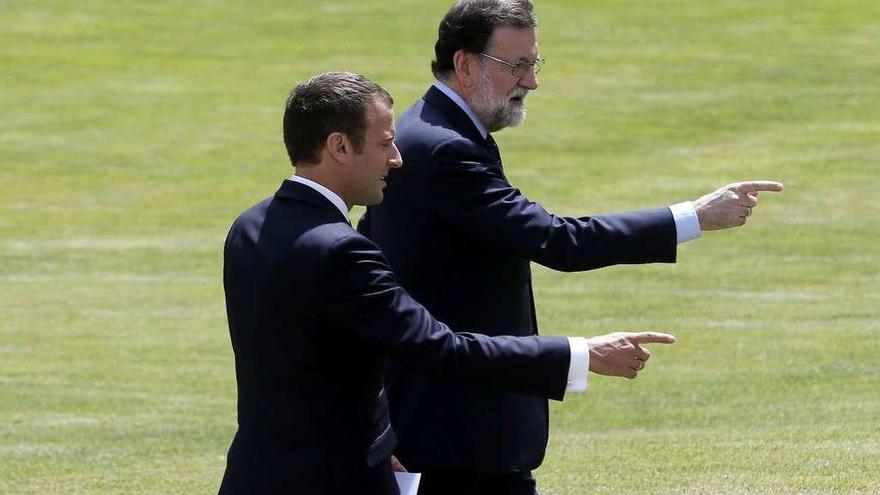 Macron y Rajoy se disponen a ofrecer una rueda de prensa en los jardines del Elíseo. // EFe