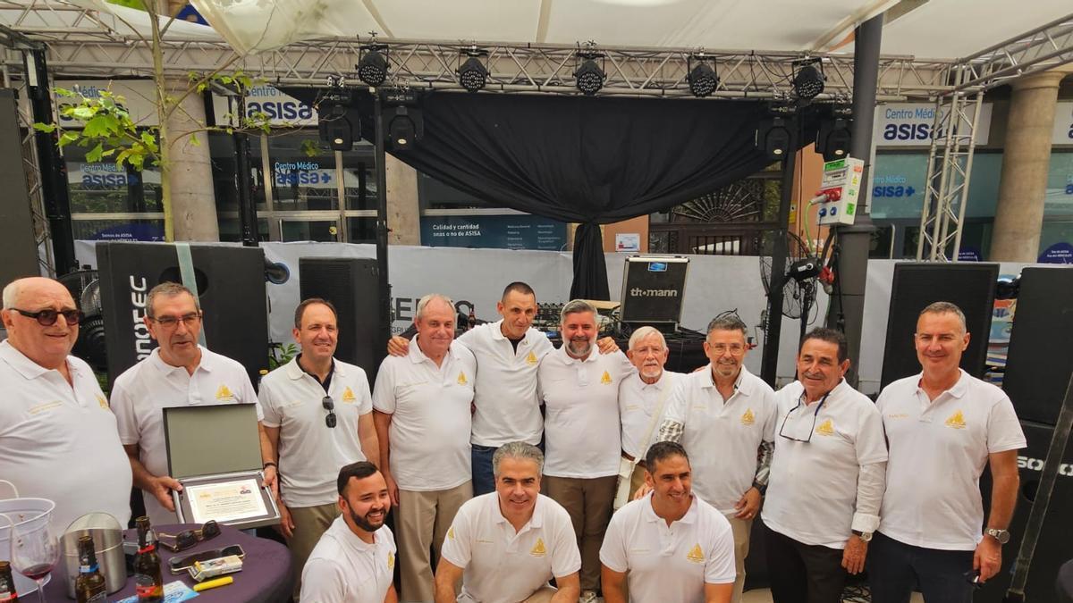 El comisario jefe provincial de Alicante, Manuel Lafuente, premiado por la Peña Los Gorilas