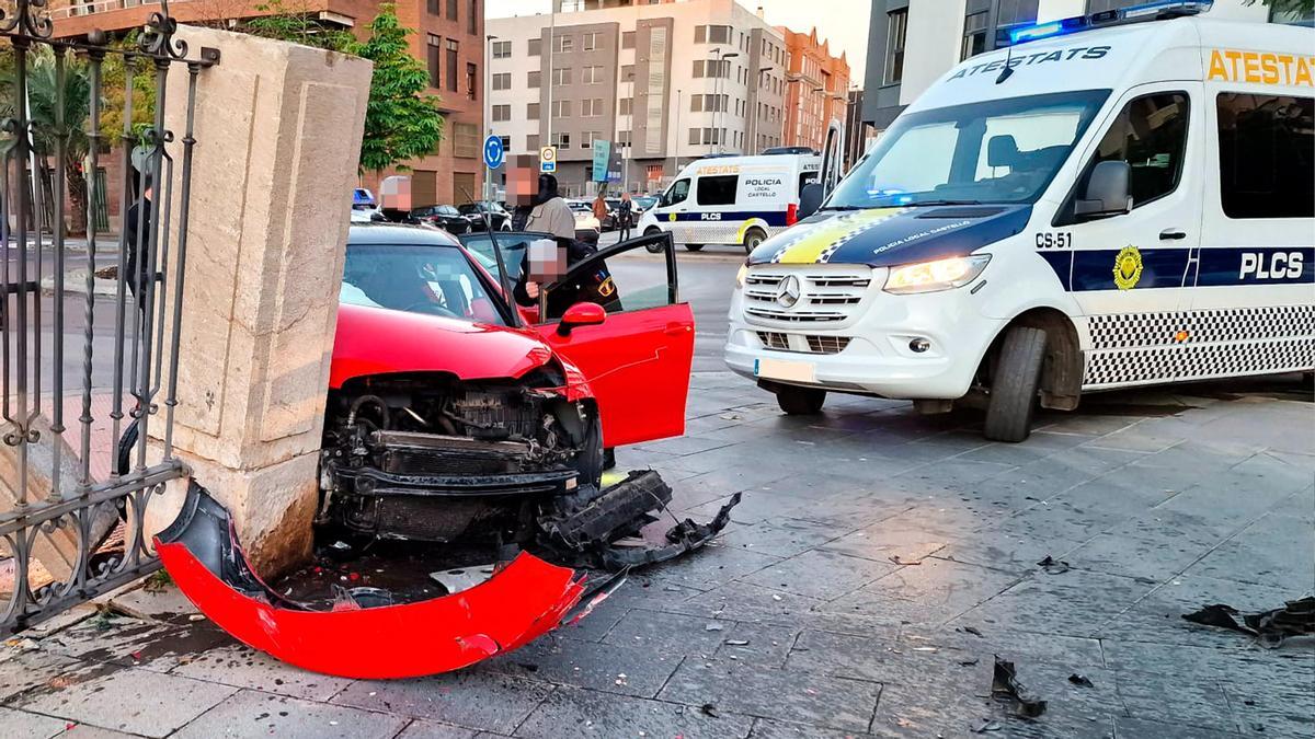 Imagen del accidente de un conductor ebrio y drogado contra el Hospital Provincial tras darse a la fuga.