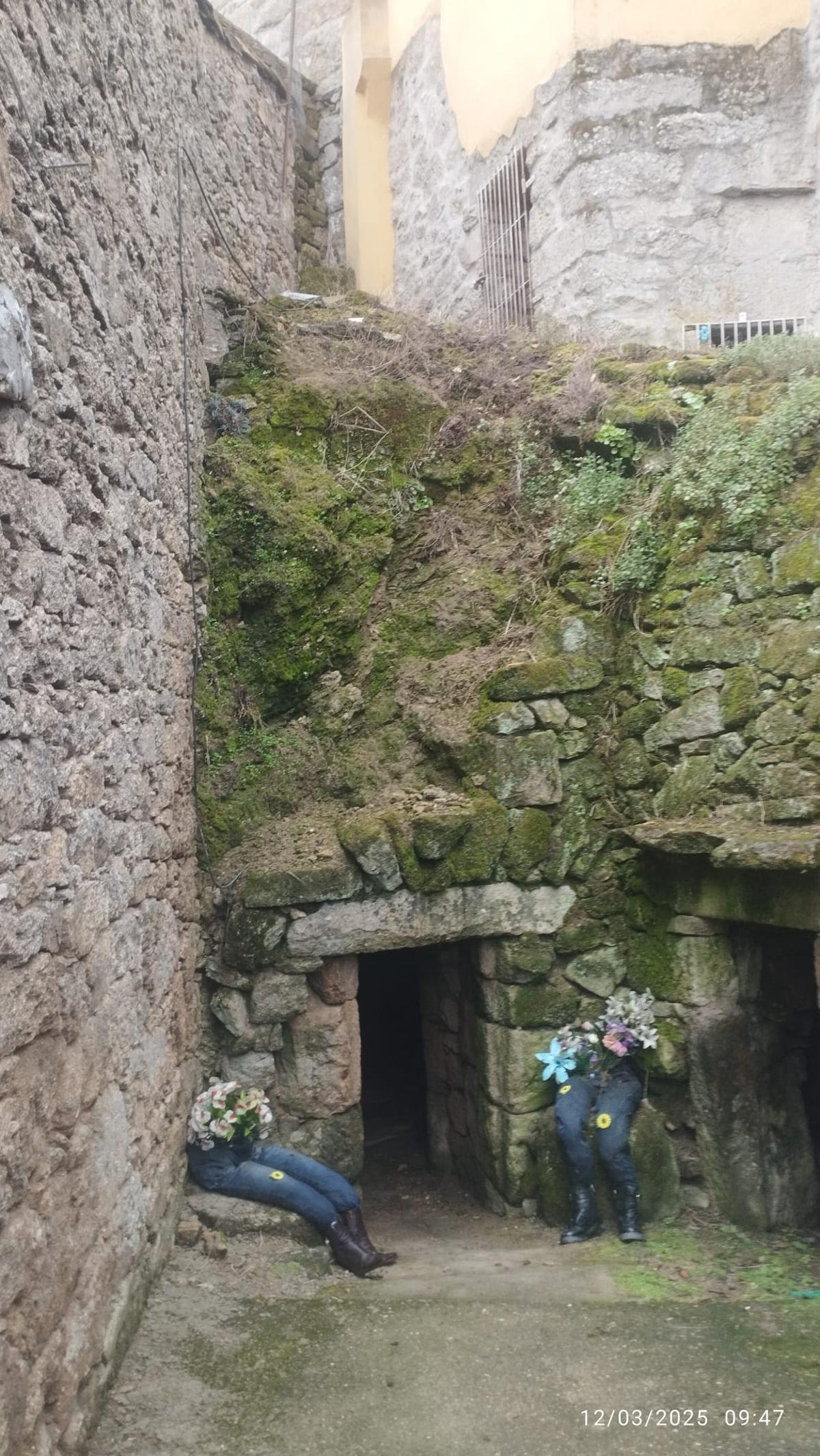 Desprendimientos en la pared de la entrada de la bodega