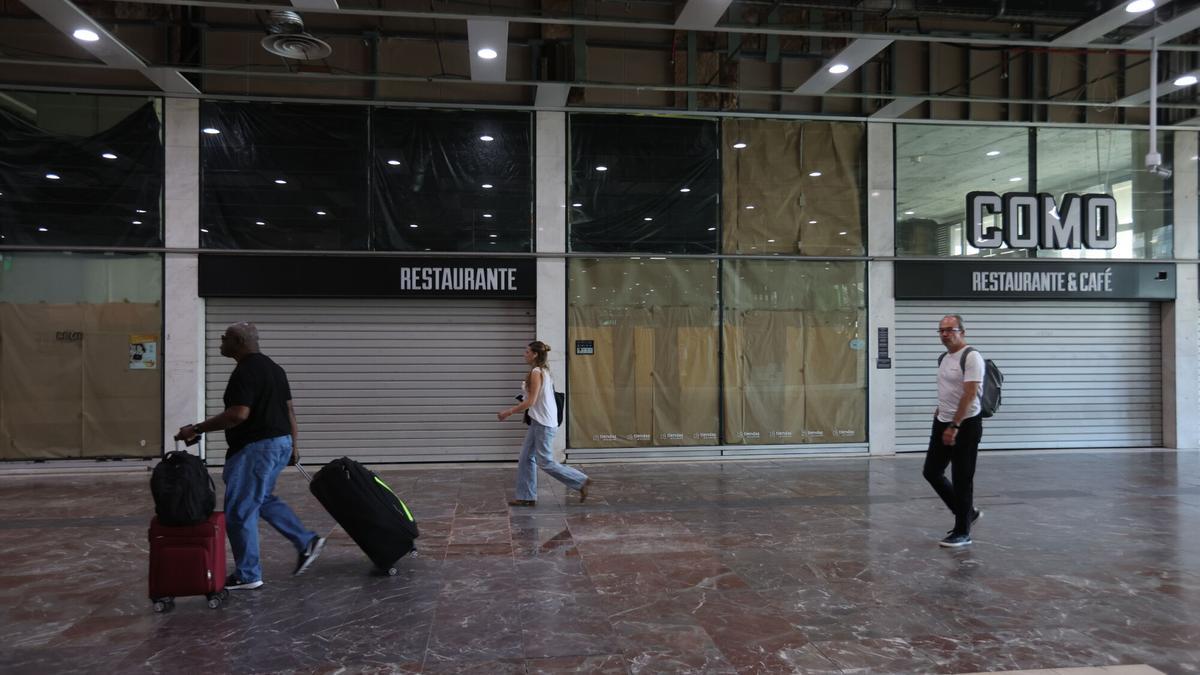 Obras de la estación de Sants, que ocasionan mucho ruido, así como la zona interior del hall con las tiendas cerradas.