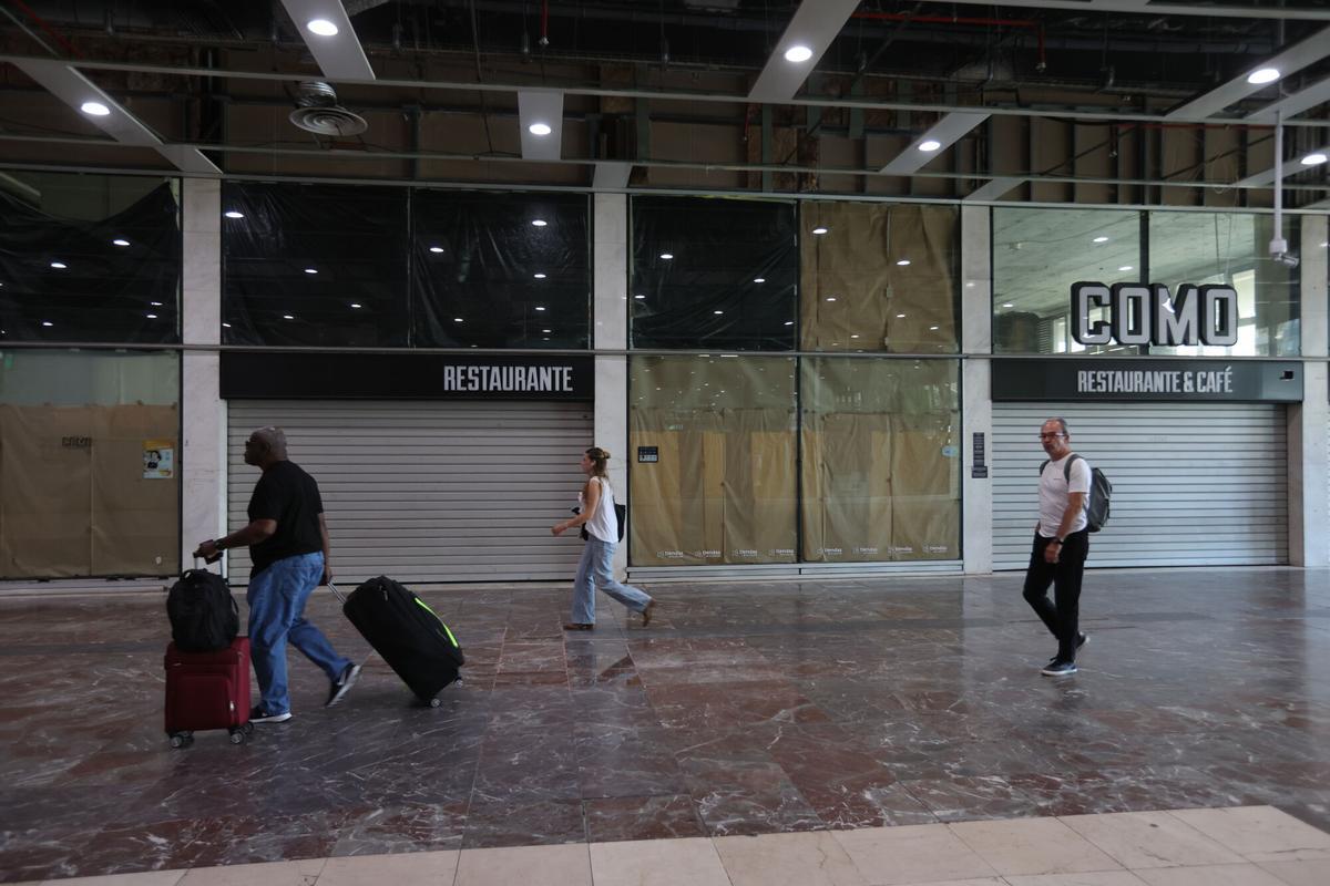 Barcelona 14/10/2025 Barcelona Reportaje de los obras de la estación de Sants, que ocasionan mucho ruido, así como la zona interior del hall con las tiendas cerradas. FOTO DE RICARD CUGAT