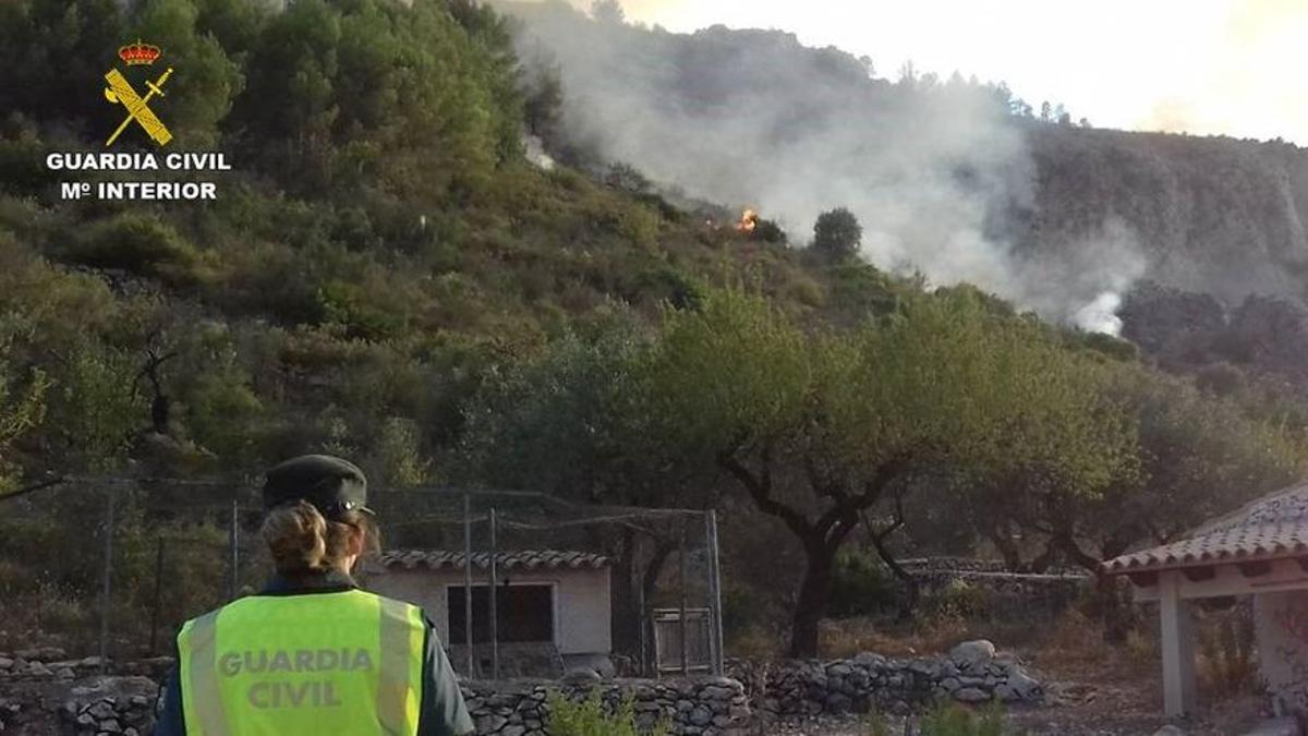 Una agente de la Guardia Civil vigila una de las zonas donde el incendiario provocó un fuego