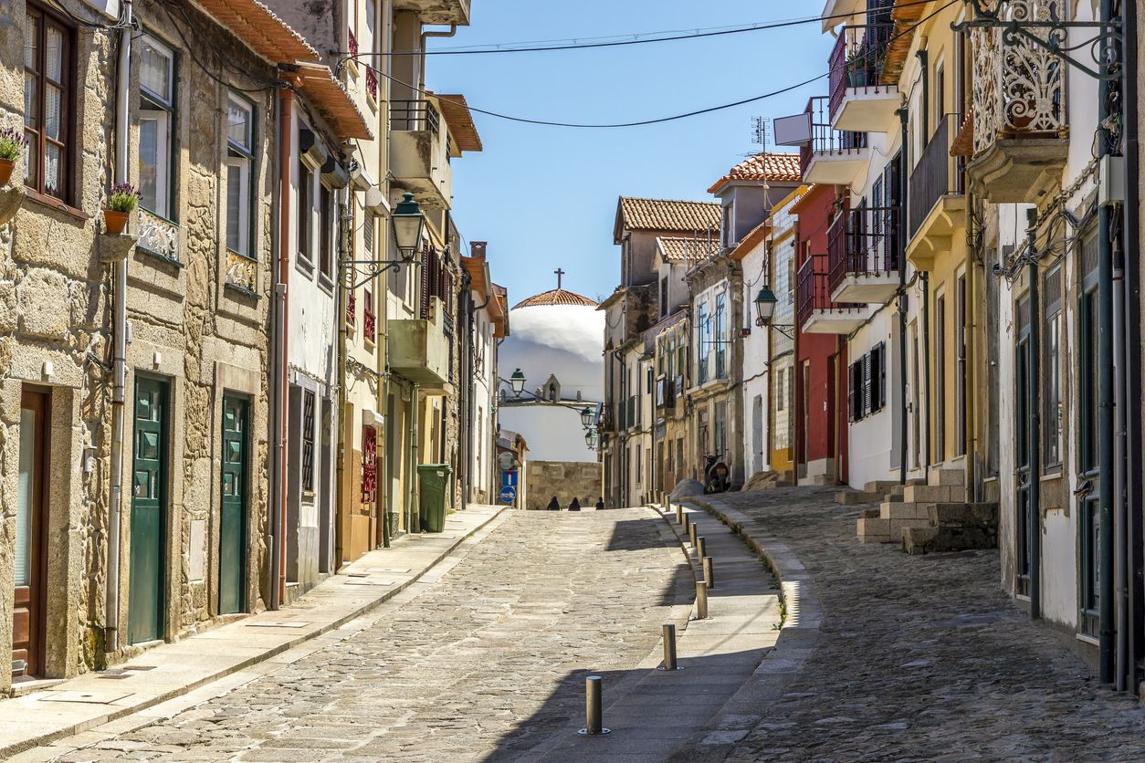 Encantadora calle que conduce a la capilla junto al mar en Vila do Conde, distrito de Oporto, Portugal