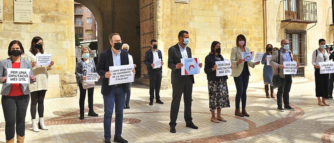 Concentraciones de los concejales del PSPV y Compromís en Elche.