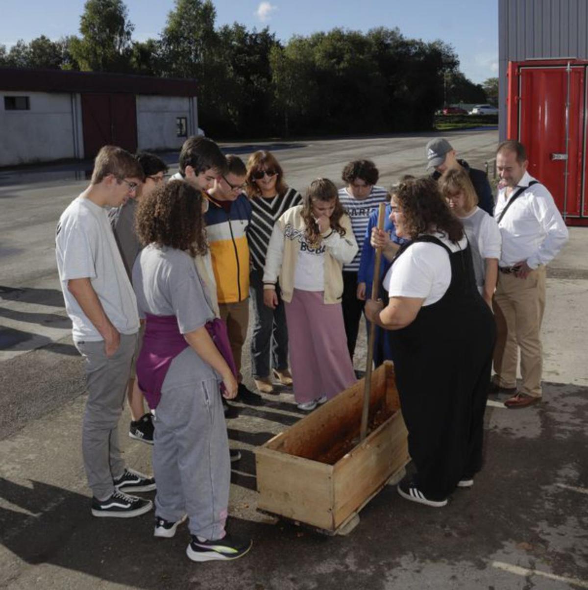 Llucía Fernández, a la derecha, dando indicaciones a usuarios del Centru Sanatoriu Marítimu. | LUCAS CID