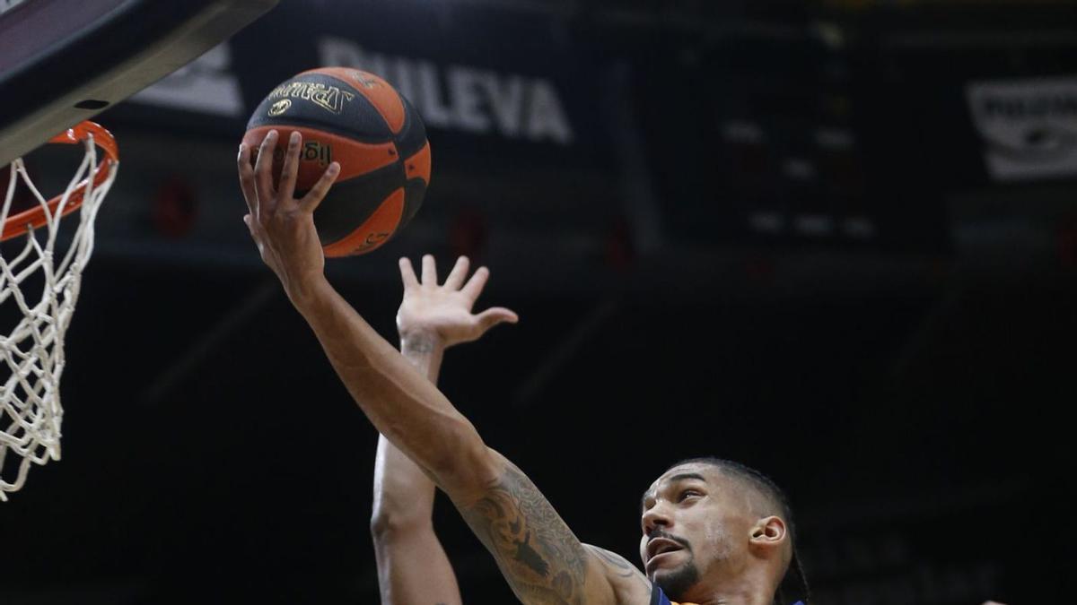 Olivier Hanlan, en una entrada a canasta ante el San Pablo Burgos | ACB PHOTO / M. A. POLO