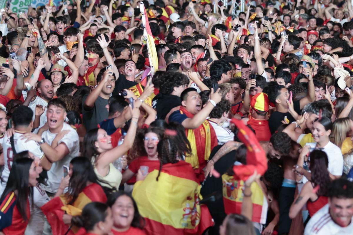 Imágenes del ambiente del partido de España en Santa Cruz