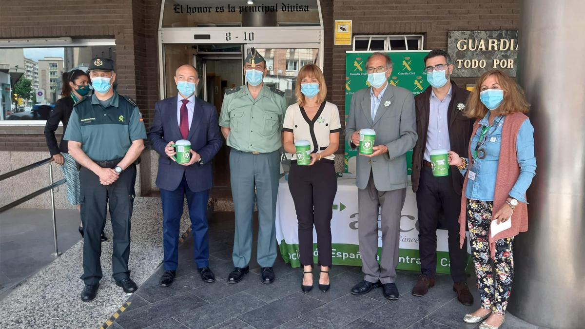 Alegría en la mesa petitoria de la aecc de la Guardia Civil.