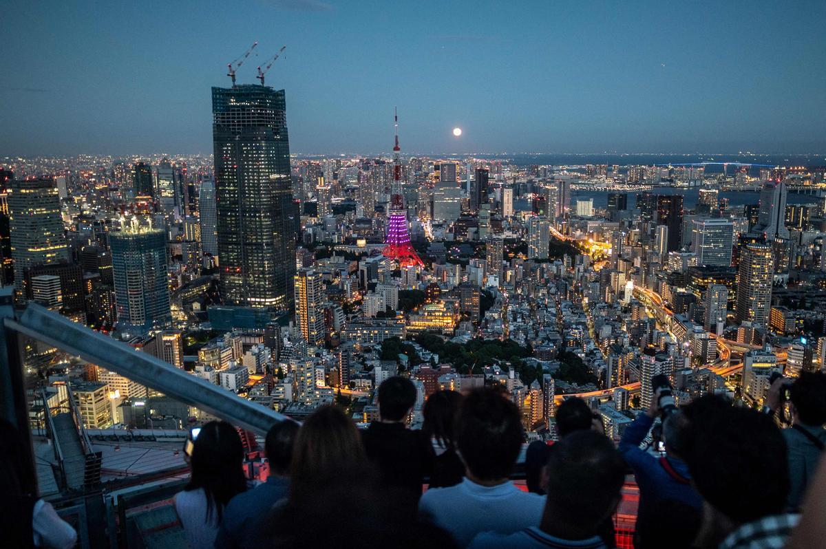 La Luna llena de septiembre, vista desde el mirador de la Torre Mori, en Roppongi Hills, Tokyo.