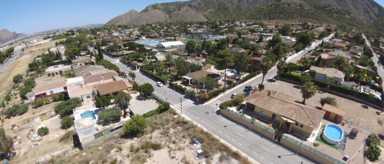 Vista aérea de las casas de Montepinar, con la sierra de Orihuela al fondo.