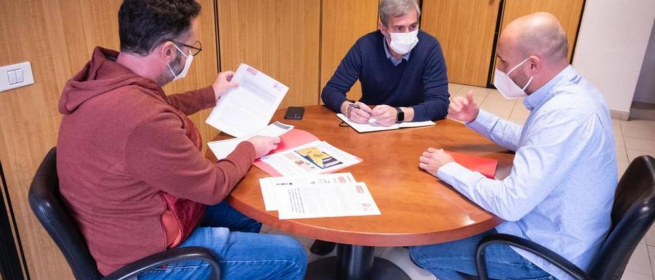 Reunión ayer de Fernando Clavijo con los sindicatos de Correos.