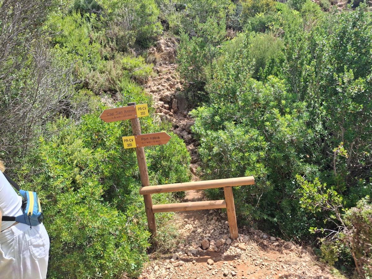 Una valla de madera bloquea la senda