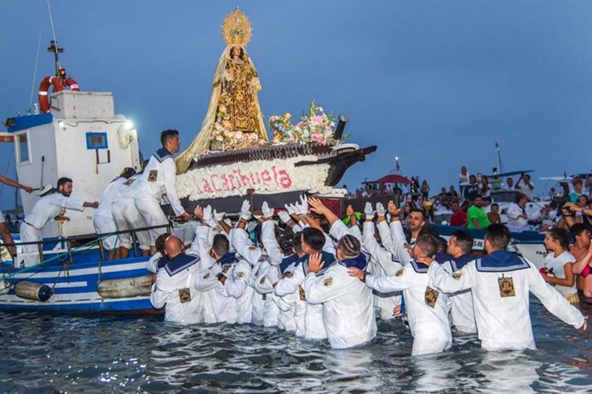 La procesión de la Virgen del Carmen en La Carihuela