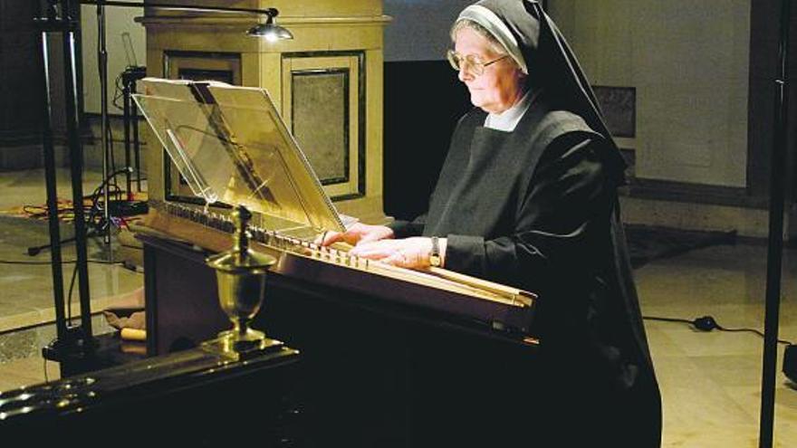 Sor María Covadonga Querol de Bascarán toca la cítara durante el concierto en el monasterio de San Pelayo.
