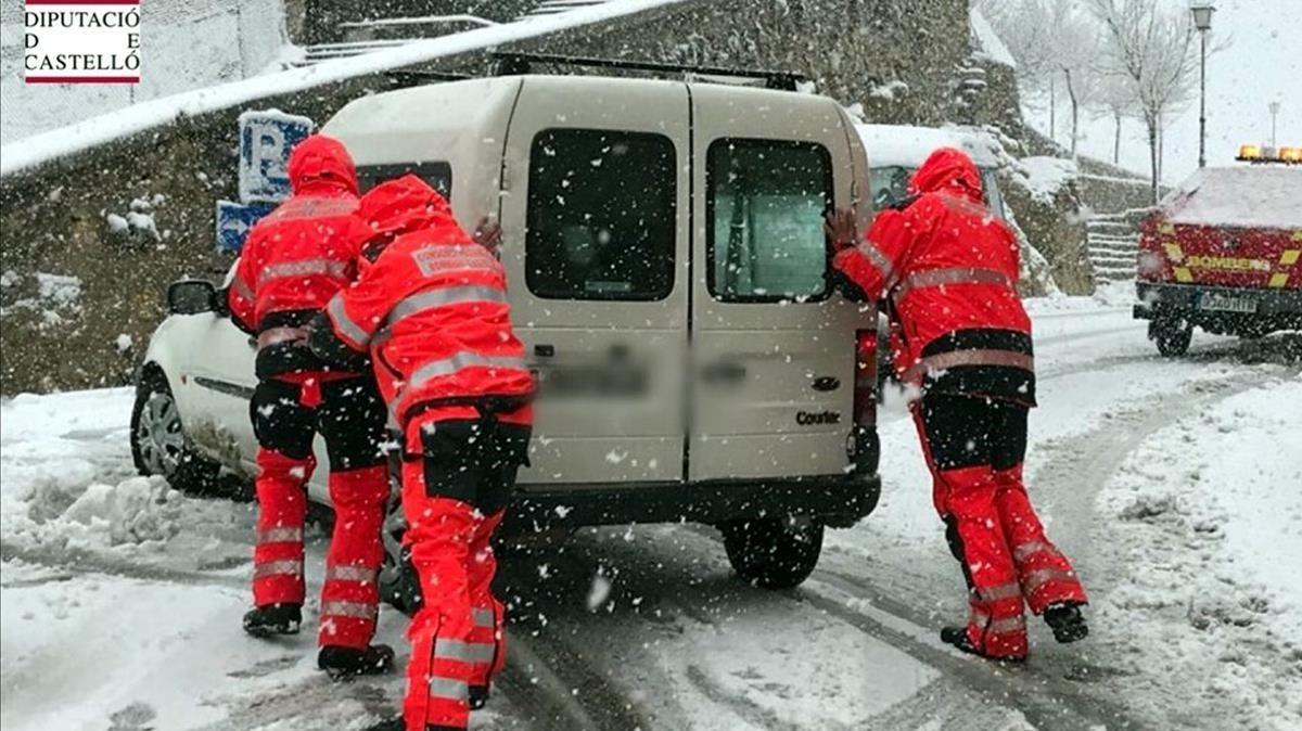 zentauroepp41789532 bombers ajuden un vehicle atrapat per la neu a morella aques180126114441