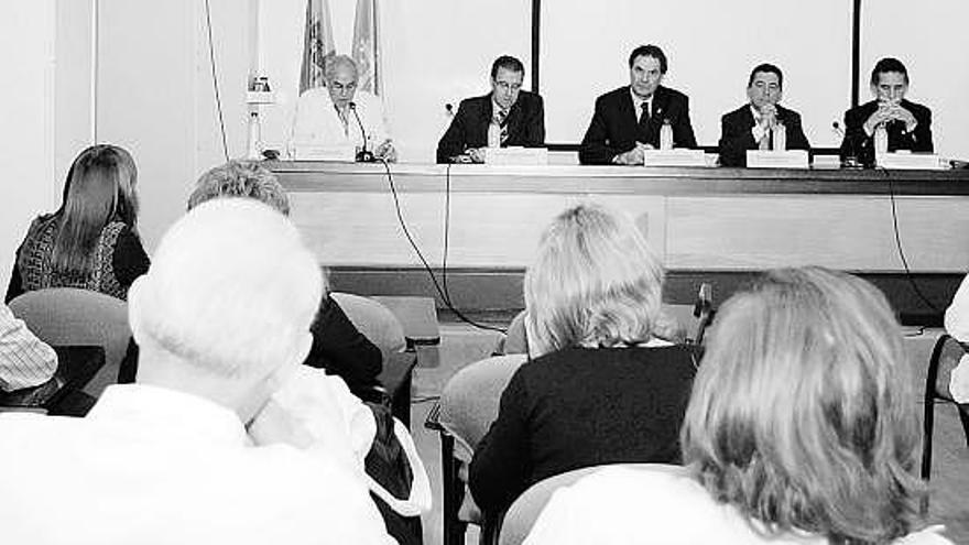 Por la  izquierda, Pere Casan, director de Silicosis; Mario González, gerente del HUCA; Ramón Quirós, consejero de Salud; César Morís, director médico del HUCA, y Manuel Martínez Fidalgo, coordinador del Instituto de Silicosis.