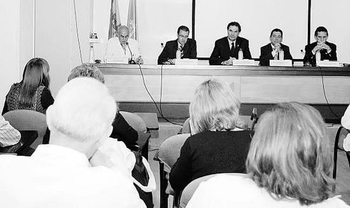 Por la  izquierda, Pere Casan, director de Silicosis; Mario González, gerente del HUCA; Ramón Quirós, consejero de Salud; César Morís, director médico del HUCA, y Manuel Martínez Fidalgo, coordinador del Instituto de Silicosis.
