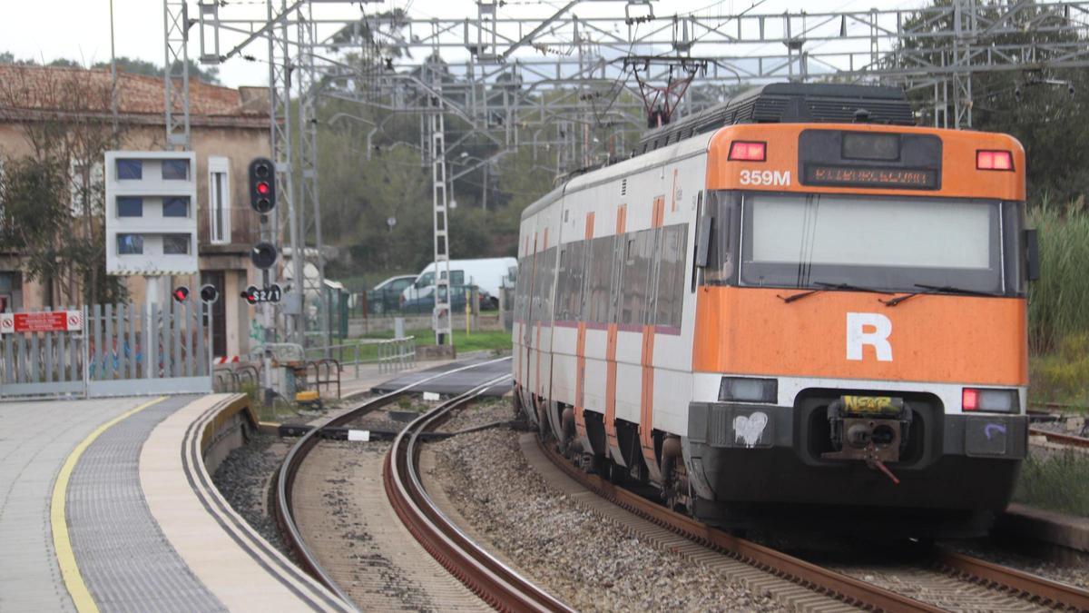 Un tren de rodalies surt de l'estació de Flaçà, en una imatge d'arxiu