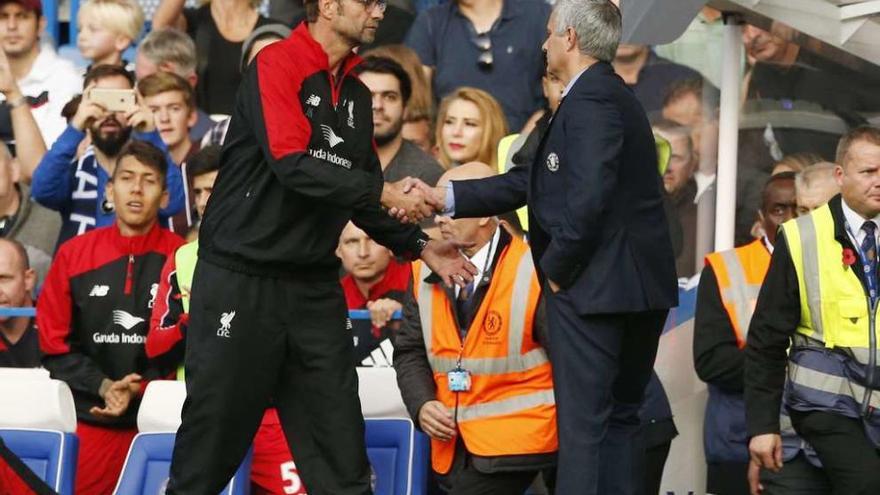 Klopp saluda a Mourinho tras el partido que enfrentó el sábado a Liverpool y Chelsea.