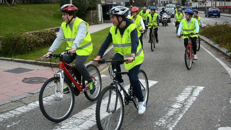 Una salida en bicicleta de alumnos participantes en &quot;AoInstienBici&quot;. // Rafa Vázquez