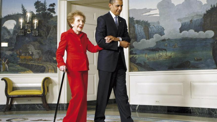 Nancy Reagan, del brazo del presidente Obama, en la Casa Blanca, en junio de 2009. // Reuters