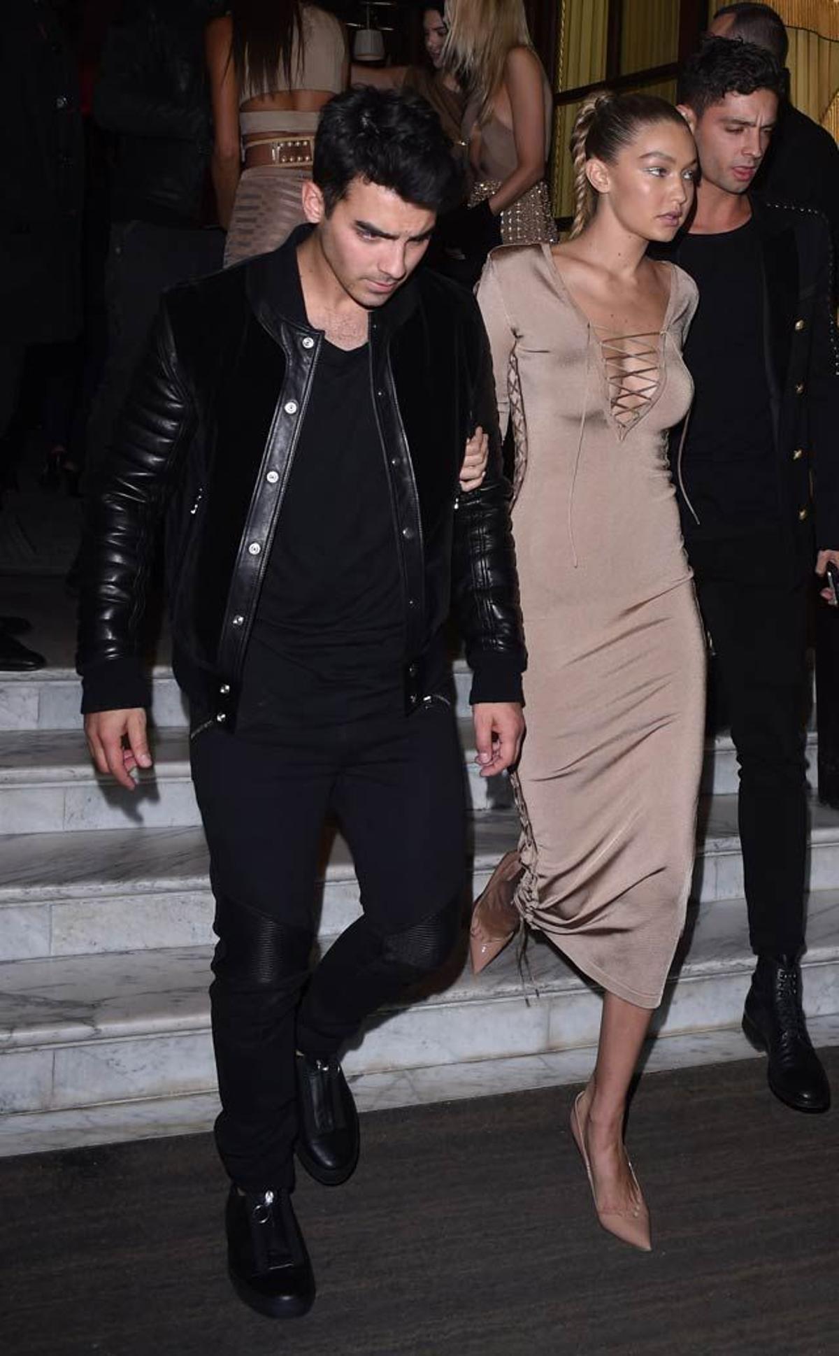 Joe Jonas y Gigi Hadid, saliendo de la fiesta de Balmain en París