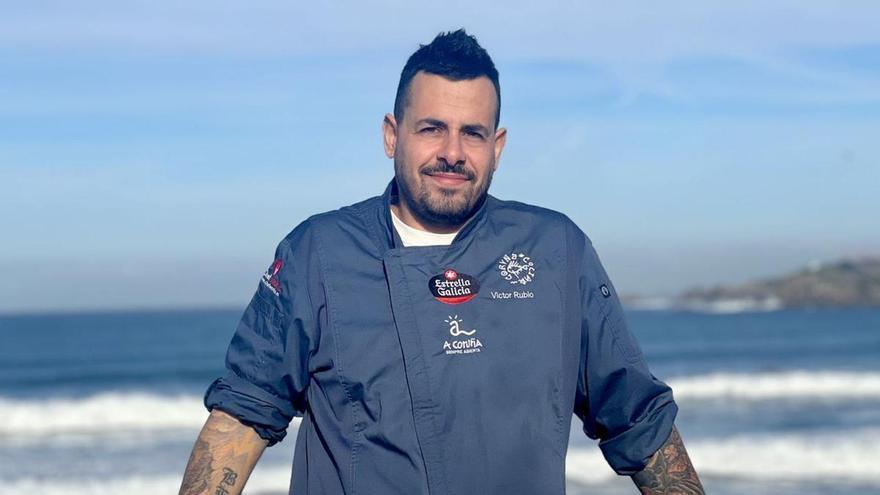 El chef coruñés Víctor Rubio, en el paseo marítimo.   | // CEDIDA