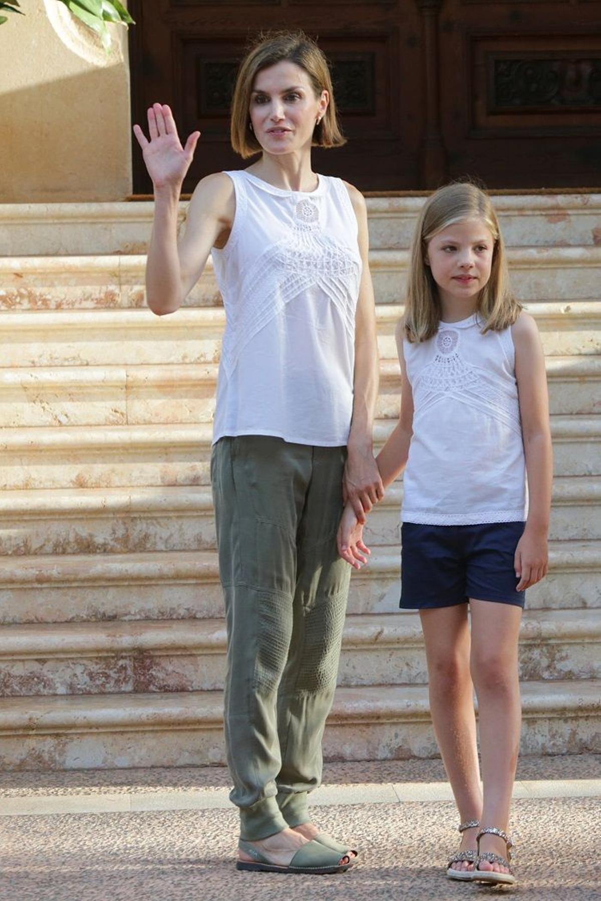 Letizia Ortiz y la infanta Sofía con la misma camiseta