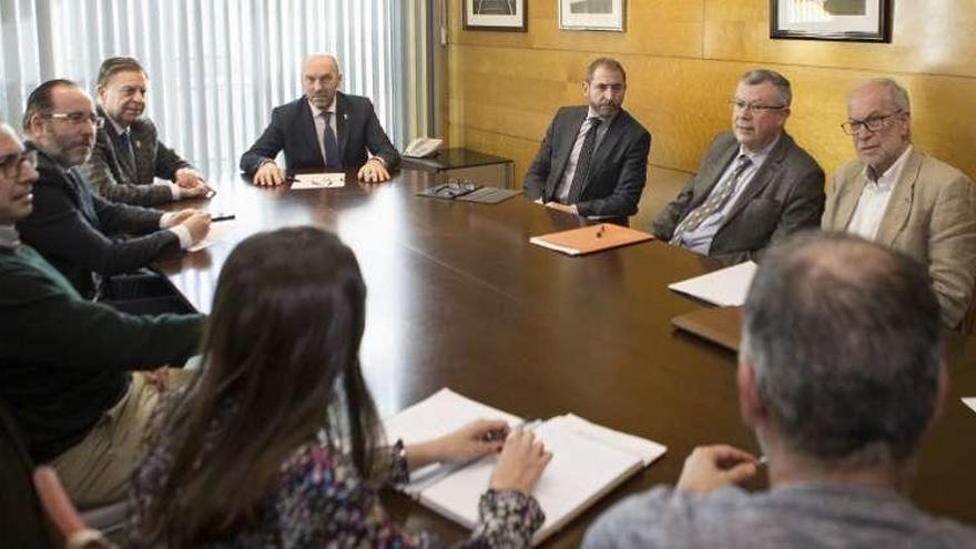 Un instante de la reunión mantenida ayer entre los representantes de los distintos propietarios de los terrenos del Cristo en la Consejería de Infraestructuras.