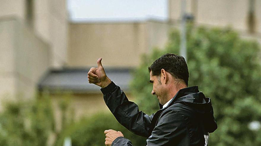 Fernando Hierro hace un gesto desde la banda a sus jugadores.