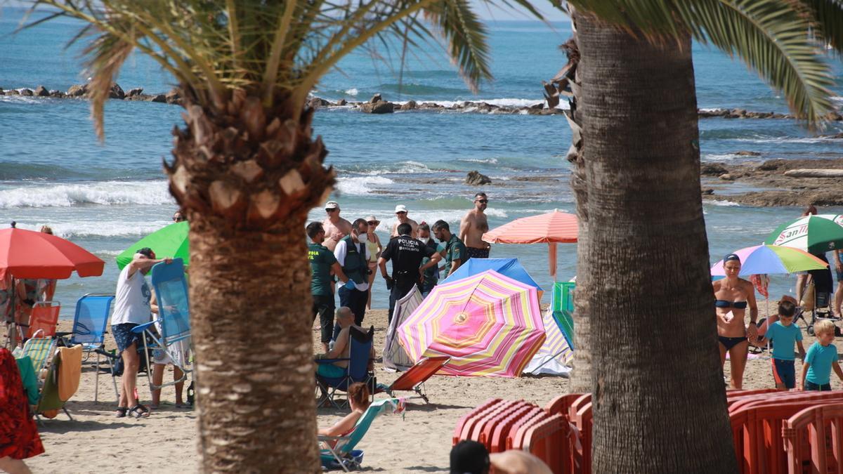 Agentes de la Policía Local y la Guardia Civil custodian el cuerpos del fallecido