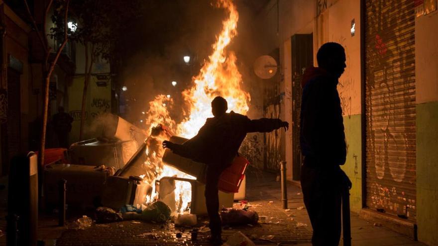 Graves disturbios en Lavapiés tras la muerte de un mantero