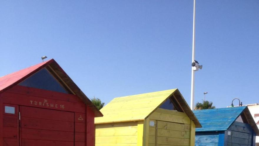 Casetas-vestidor de madera en la playa de Los Naúfragos