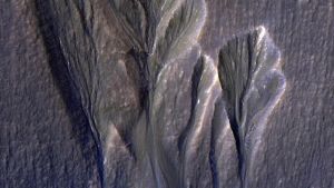 Vista aérea de la región Terra Sirenum, en Marte, en la que un estudio sugiere la existencia de zonas potencialmente habitables en los bordes helados de algunos barrancos.