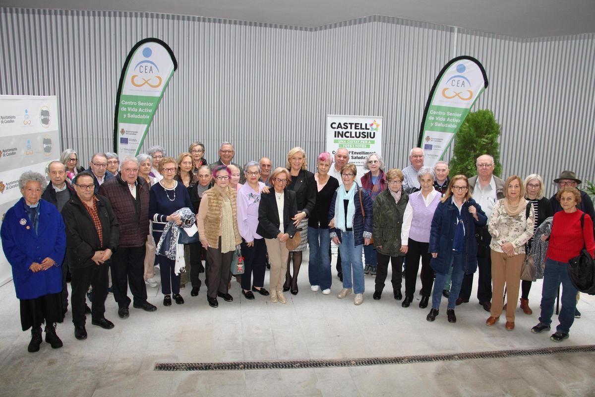 Los representantes de las asociaciones de mayores con la edil de Gente Mayor, Clara Adsuara.