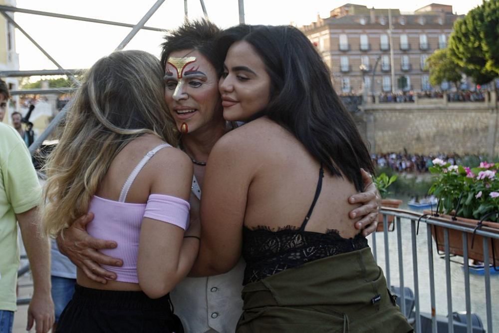 Un funambulista cruza el río Segura a su paso por Murcia