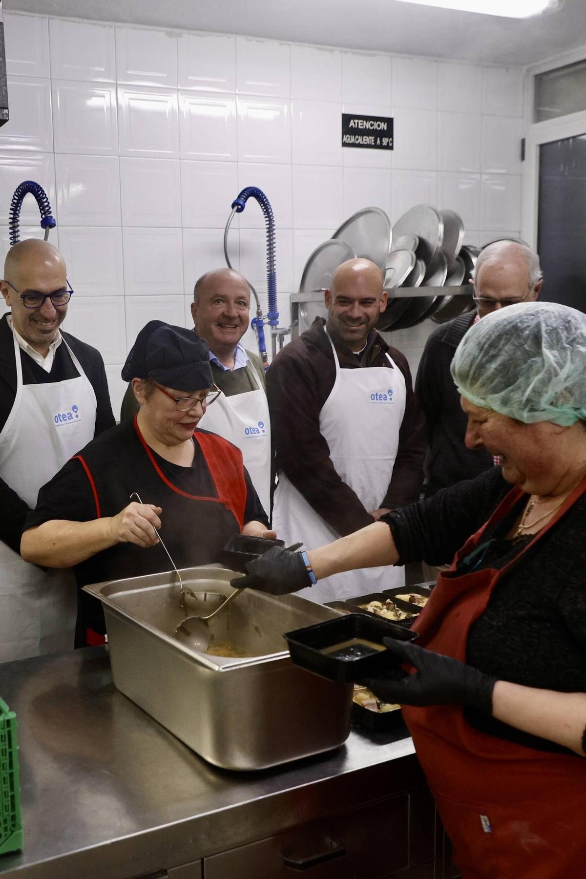El menú antroxero llega a la Cocina Económica para que “el Antroxu sea para todo Gijón”
