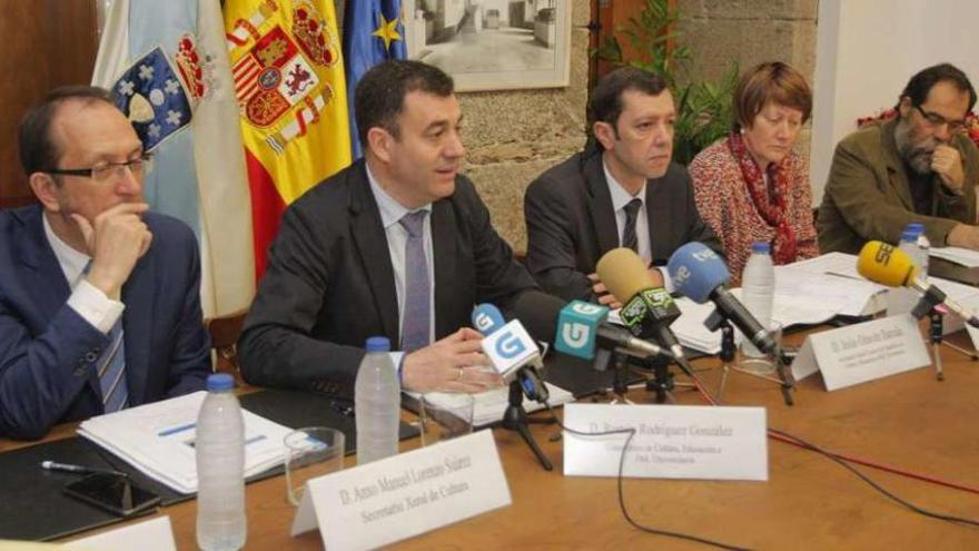 Román Rodríguez (segundo por la izquierda), ayer, en la rueda de prensa sobre Patrimonio. // Xoán Álvarez